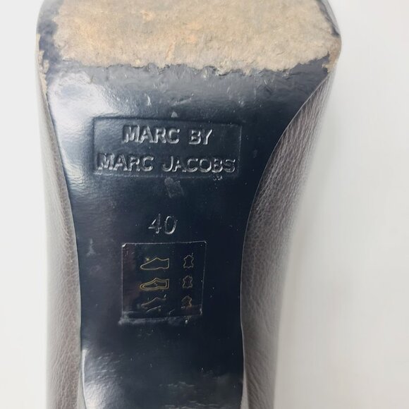 Marc Jacobs Women's Black Gold Leather Kitten Pump Heel Size US 9 - Picture 6 of 7